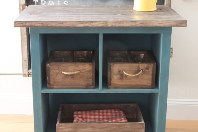 DIY: Πώς να φτιάξεις ένα τρόλει κουζίνας από παλιά βιβλιοθήκη