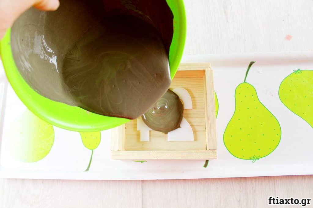 DIY: Αριθμός σπιτιού με τσιμέντο και ρητίνη (υγρό γυαλί)