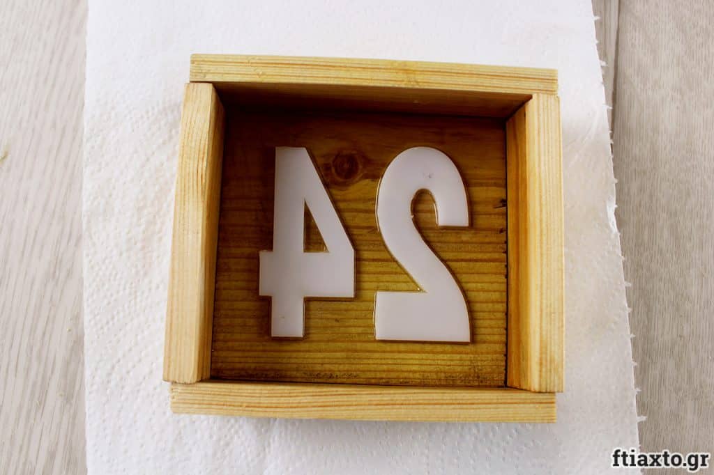DIY: Αριθμός σπιτιού με τσιμέντο και ρητίνη (υγρό γυαλί)