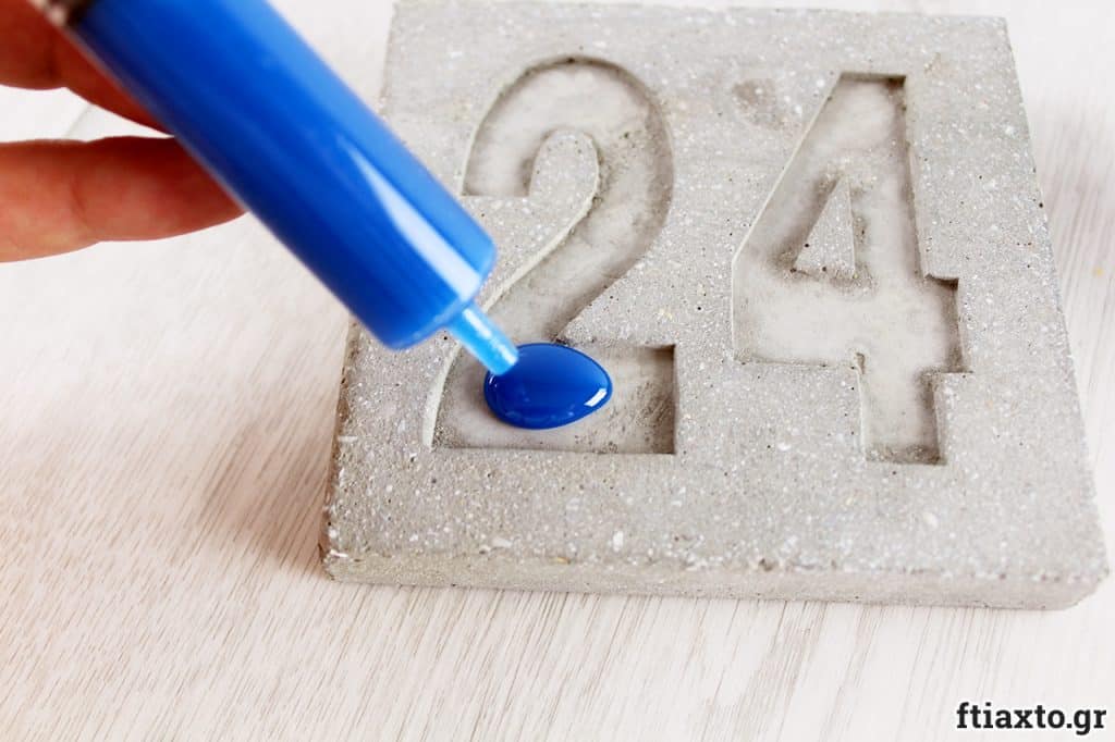 DIY: Αριθμός σπιτιού με τσιμέντο και ρητίνη (υγρό γυαλί)